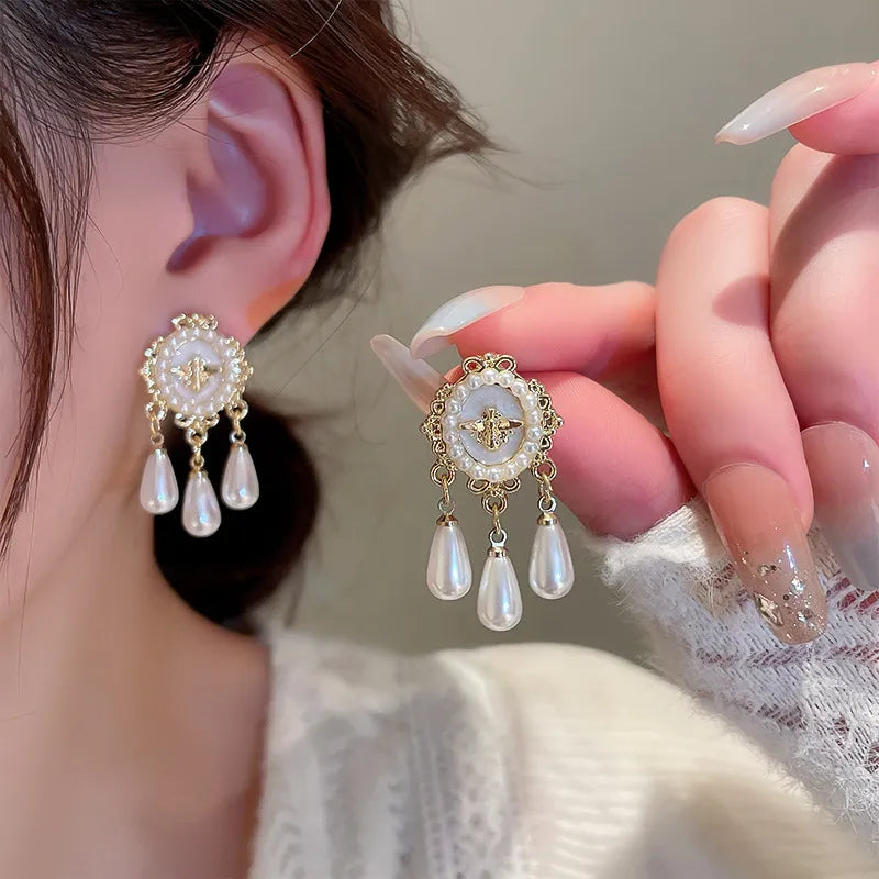 EFLAVOUR™ Elegant and Exquisite Oval Bee Tassel Pearl Earrings