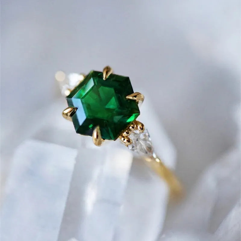 EFLAVOUR™ Elegant Geometric Green Cubic Zirconia Ring