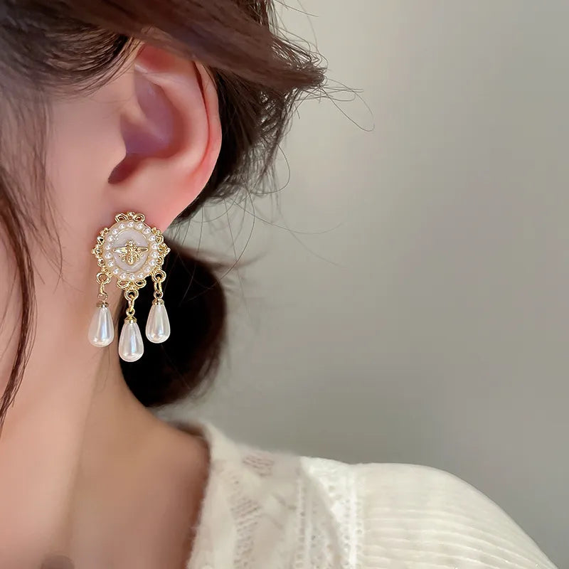 EFLAVOUR™ Elegant and Exquisite Oval Bee Tassel Pearl Earrings